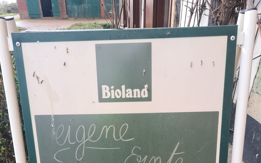 Kreidetafel mit der Aufschrift Bioland, eigene Ernte