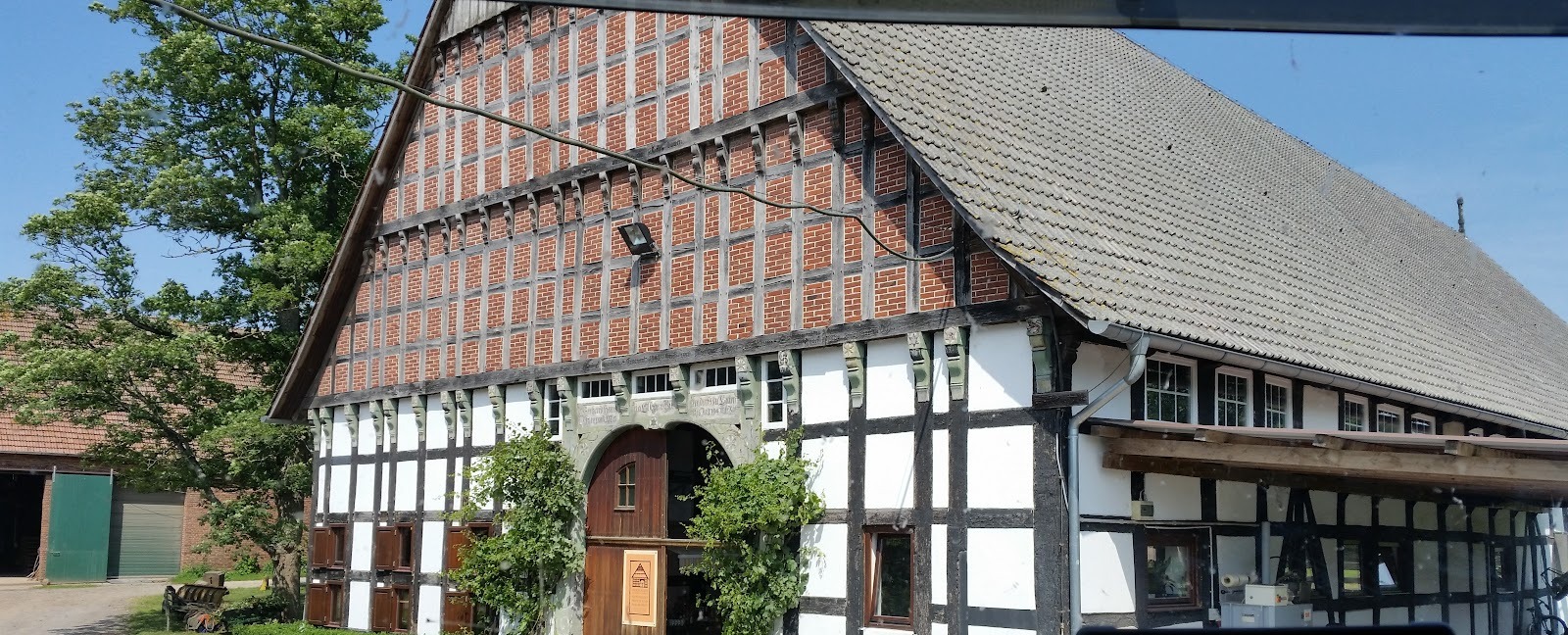 Zweite Außenansicht des Fachwerk-Hofgebäudes